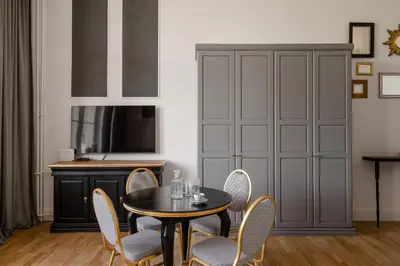 Telewizja i/lub zestaw kina domowego w obiekcie RentPlanet - Apartament Podwale