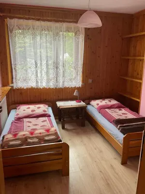 Łóżko lub łóżka w pokoju w obiekcie Jezioranka