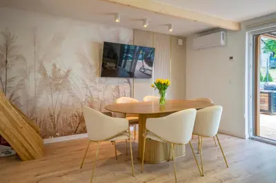 Telewizja i/lub zestaw kina domowego w obiekcie Beach Brothers House Domki nad jeziorem Nyskim