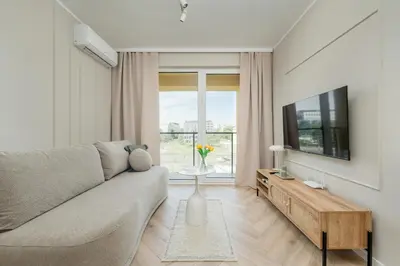 Telewizja i/lub zestaw kina domowego w obiekcie Modern Apartment with Parking and Air-Conditioning in Wrocław by Noclegi Renters