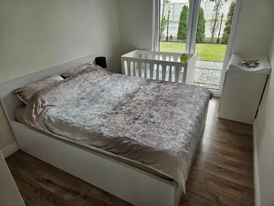 Łóżko lub łóżka w pokoju w obiekcie Przytulne mieszkanie z kominkiem