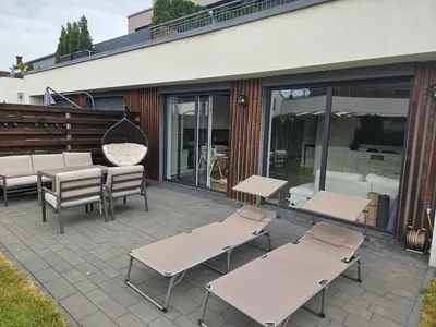 Patio lub wspólna przestrzeń na świeżym powietrzu w obiekcie Przytulne mieszkanie z kominkiem