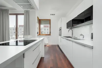 Kuchnia lub aneks kuchenny w obiekcie Przytulny Apartament z Parkingiem Partynice we Wrocławiu by Noclegi Renters
