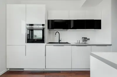 Kuchnia lub aneks kuchenny w obiekcie Przytulny Apartament z Parkingiem Partynice we Wrocławiu by Noclegi Renters