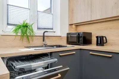 Kuchnia lub aneks kuchenny w obiekcie Piękny Apartament Wichrowa - 2 Sypialnie FREE GARAGE Wrocław by Noclegi Renters