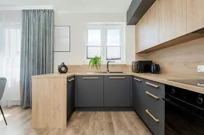 Kuchnia lub aneks kuchenny w obiekcie Piękny Apartament Wichrowa - 2 Sypialnie FREE GARAGE Wrocław by Noclegi Renters