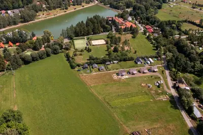 Przyroda w pobliżu tego domu w stylu alpejskim