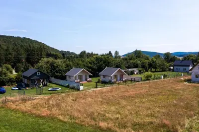 Przyroda w pobliżu tego domu w stylu alpejskim
