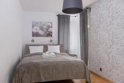 Łóżko lub łóżka w pokoju w obiekcie Park Szczytnicki 2-Bedroom Apartment by BookingHost