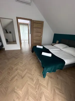 Łóżko lub łóżka w pokoju w obiekcie Domki Polne Marzenie