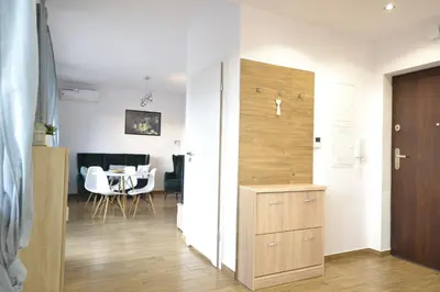 Telewizja i/lub zestaw kina domowego w obiekcie APARTAMENT KŁODNICKA z PARKINGIEM , Klimatyzacja