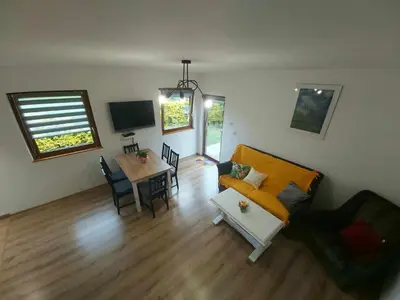 Telewizja i/lub zestaw kina domowego w obiekcie Domek w ogródku