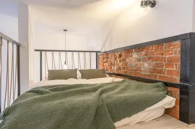 Łóżko lub łóżka w pokoju w obiekcie Apartament z antresolą Nowa Papiernia