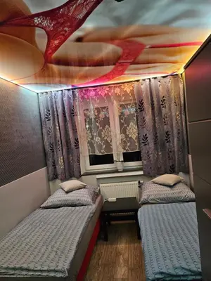 Łóżko lub łóżka w pokoju w obiekcie Wrocław Tanie Noclegi