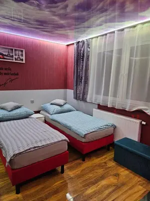 Łóżko lub łóżka w pokoju w obiekcie Wrocław Tanie Noclegi