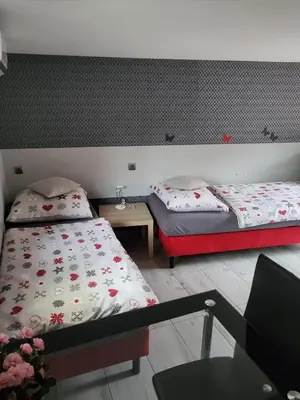 Łóżko lub łóżka w pokoju w obiekcie Wrocław Tanie Noclegi