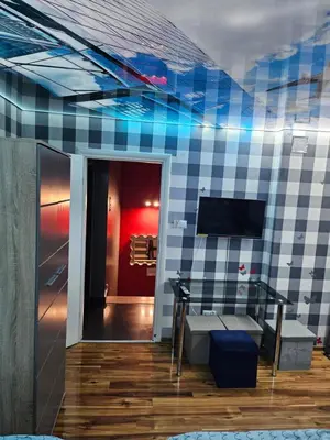 Telewizja i/lub zestaw kina domowego w obiekcie Wrocław Tanie Noclegi