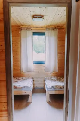 Łóżko lub łóżka w pokoju w obiekcie Domki Nad Stawami z Jacuzzi i Sauną 3
