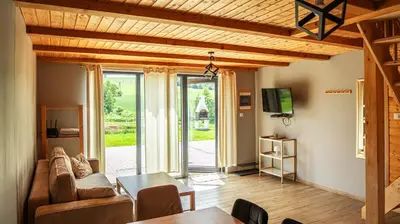 Telewizja i/lub zestaw kina domowego w obiekcie Domki Nad Stawami z Jacuzzi i Sauną 3