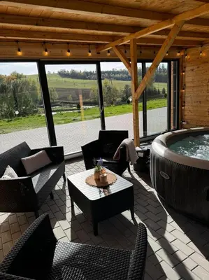 Basen w obiekcie Domki Nad Stawami z Jacuzzi i Sauną 3 lub w pobliżu