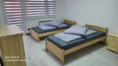 Łóżko lub łóżka w pokoju w obiekcie Apatament LISEK