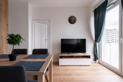 Telewizja i/lub zestaw kina domowego w obiekcie RentPlanet - Apartament Różanka