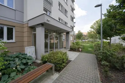 Ogród w obiekcie Wyjątkowy Apartament z Parkingiem dla 6 osób by Noclegi Renters