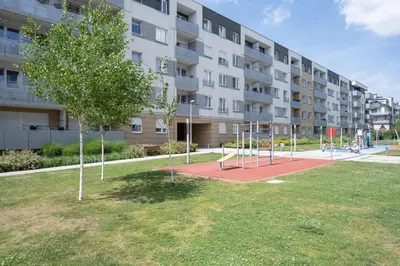 Plac zabaw dla dzieci w obiekcie Wyjątkowy Apartament z Parkingiem dla 6 osób by Noclegi Renters