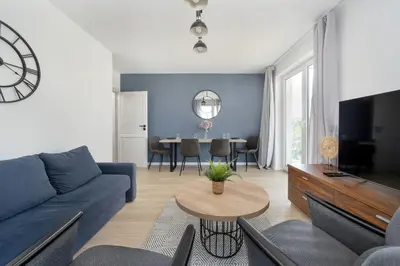Telewizja i/lub zestaw kina domowego w obiekcie Wyjątkowy Apartament z Parkingiem dla 6 osób by Noclegi Renters