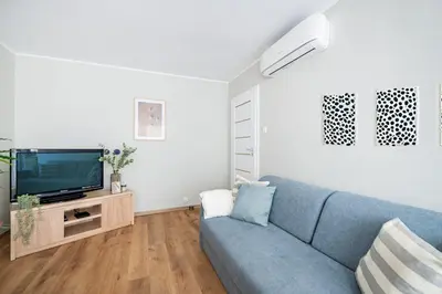 Telewizja i/lub zestaw kina domowego w obiekcie NiceOne Apartment Number 3 - W samym Centrum! AC