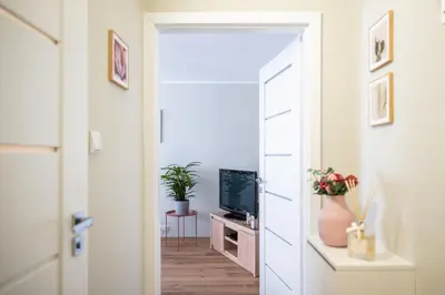 Telewizja i/lub zestaw kina domowego w obiekcie NiceOne Apartment Number 3 - W samym Centrum! AC