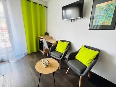 Telewizja i/lub zestaw kina domowego w obiekcie Na Turystycznej-apartamenty i pokoje w sercu uzdrowiska