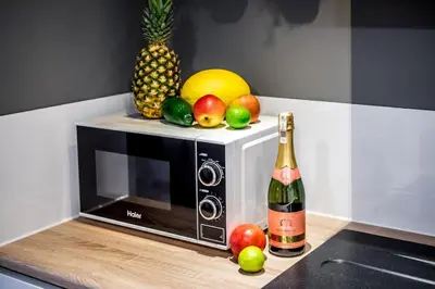 Kuchnia lub aneks kuchenny w obiekcie Nowoczesny Apartament przy Rynku we Wrocławiu by Rent like home