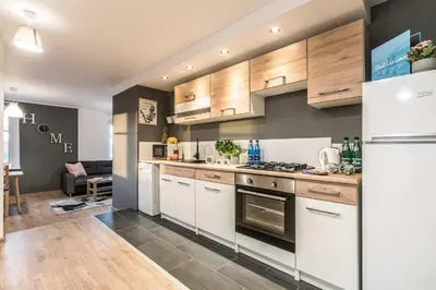 Kuchnia lub aneks kuchenny w obiekcie Nowoczesny Apartament przy Rynku we Wrocławiu by Rent like home