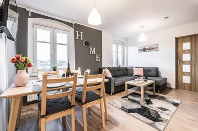 Część wypoczynkowa w obiekcie Nowoczesny Apartament przy Rynku we Wrocławiu by Rent like home