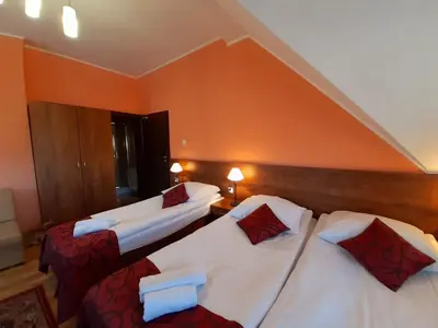 Łóżko lub łóżka w pokoju w obiekcie Pensjonat Zielone Wzgórze w Bolesławowie