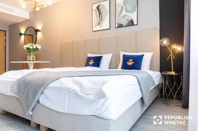 Łóżko lub łóżka w pokoju w obiekcie Apartament Brzoskwiniowy