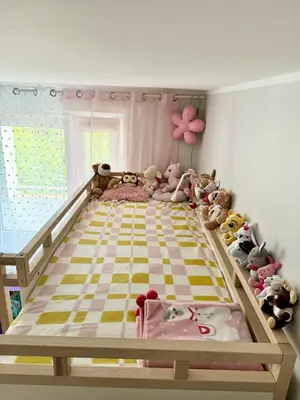 Łóżko lub łóżka w pokoju w obiekcie Mieszkanie 3 pokojowe dla rodzin, z zabawkami, w centrum blisko Aquaparku