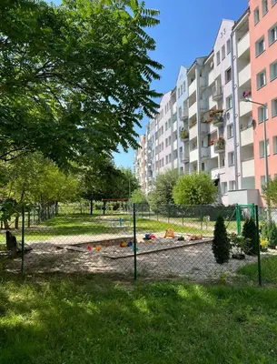 Ogród w obiekcie Mieszkanie 3 pokojowe dla rodzin, z zabawkami, w centrum blisko Aquaparku