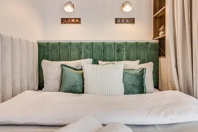 Łóżko lub łóżka w pokoju w obiekcie RentPlanet - Apartamenty Dmowskiego