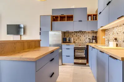 Kuchnia lub aneks kuchenny w obiekcie RentPlanet - Apartament Powstańców Śląskich