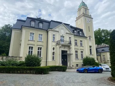 Budynek, w którym mieści się hotel