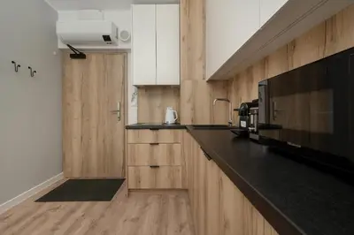 Kuchnia lub aneks kuchenny w obiekcie Apartamenty Zwycięska z klimatyzacją, FREE GARAGE Wrocław by Noclegi Renters
