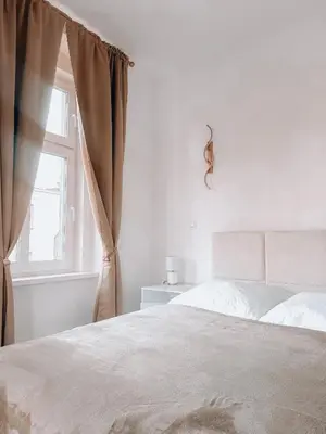 Łóżko lub łóżka w pokoju w obiekcie Złote Apartamenty Kłodzko