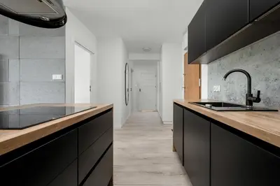 Kuchnia lub aneks kuchenny w obiekcie Apartament Blisko Rzeki Tuż przy Porcie we Wrocławiu z Parkingiem by Noclegi Renters
