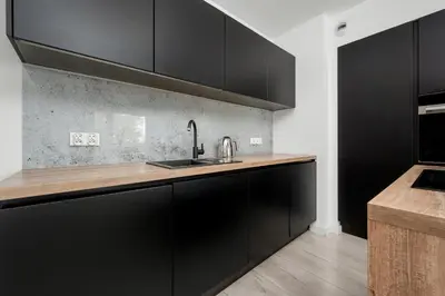 Kuchnia lub aneks kuchenny w obiekcie Apartament Blisko Rzeki Tuż przy Porcie we Wrocławiu z Parkingiem by Noclegi Renters