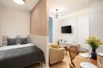 Telewizja i/lub zestaw kina domowego w obiekcie Quiet Apartment on the Main Square, 2 Bathrooms