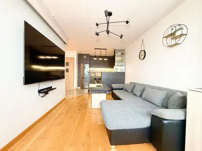 Telewizja i/lub zestaw kina domowego w obiekcie Rybacka Pleasant Apartment by BookingHost