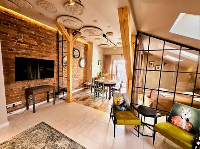 Telewizja i/lub zestaw kina domowego w obiekcie Golden Rooftop Apartment-OldTown