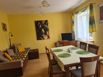 Telewizja i/lub zestaw kina domowego w obiekcie Noclegi Stara Fabryka Jedlina-Zdrój